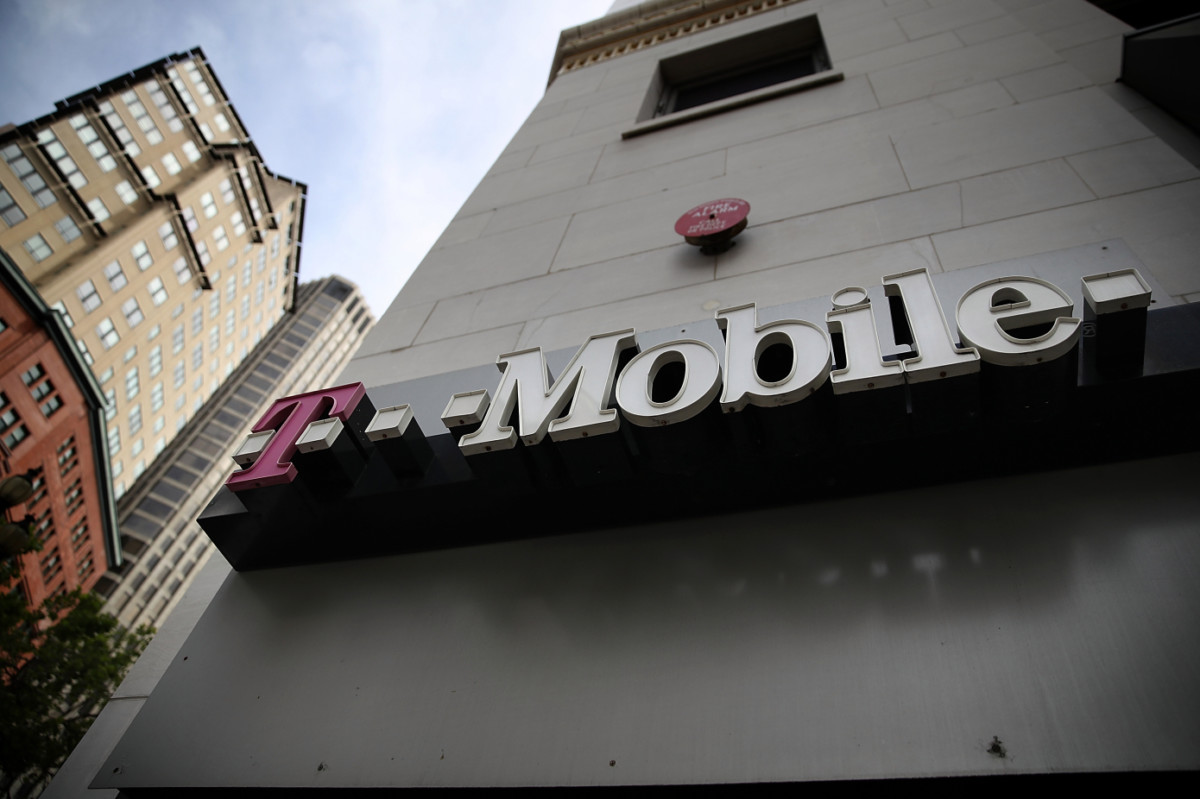 T-Mobile hit by phone calling, text message outage