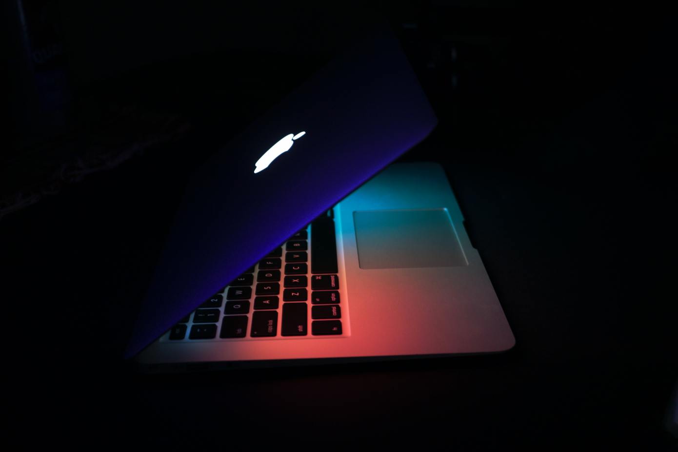 MacBook SE - TECHx